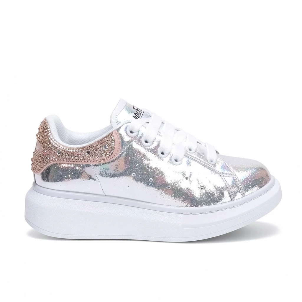 Tenis con detalles brillantes y suela blanca